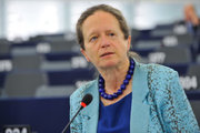 L'eurodéputée socialiste Pervenche Berès présente au Parlement européen son rapport préparé dans le cadre de la commission spéciale CRIS (c) Parlement européen
