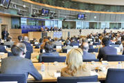 Les membres de la commission ECON du Parlement européen en discussion avec Jean-Claude Juncker, Olli Rehn et Jacek Rostowski le 29 août 2011 (c) Parlement européen