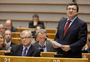 José Manuel Barroso présentant une feuille de route pour sortir de la crise devant le Parlement européen réuni en plénière à Bruxelles le 12 octobre 2011 (c) UE 2011