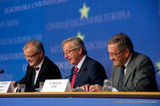 Olli Rehn, Jean-Claude Juncker et Klaus Regling à l'issue de l'Eurogroupe du 3 octobre 2011 (c) Conseil de l'UE