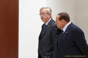 Jean-Claude Juncker marchant aux côtés de Silvio Berlusconi lors du Conseil européen du 23 octobre 2011 (c) Conseil de l'UE
