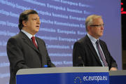 José Manuel Barroso et Olli Rehn lors de la présentation du paquet pour le renouveau de la croissance dans l'UE, le 23 novembre 2011. (Source: Commission)