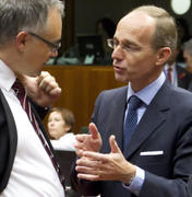 Luc Frieden en discussion avec Klaus Tschutscher lors de la réunion des ministres des Finances de l'UE le 8 novembre 2011 (c) Conseil de l'UE