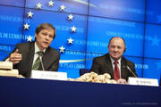 Dacian Ciolos et Marek Sawicki présentant à la presse les fruits du Conseil Agriculture du 14 novembre 2011 (c) Conseil de l'UE