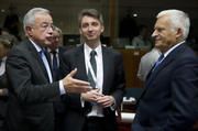 Alain Lamassoure, Jacek Dominik et Jerzy Buzek pendant les négociations sur le budget 2012 de l'UE dans la nuit du 18 au 19 novembre 2011 (c) Conseil de l'UE