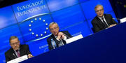 Klaus Regling, Jean-Claude Juncker et Olli Rehn présentant à la presse les fruits de l'Eurogroupe du 29 novembre 2011 (c) Conseil de l'UE
