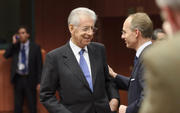 Mario Monti en discussion avec Luc Frieden le 29 novembre 2011 (c) SIP - Jock Fistick