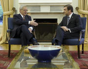Jean-Claude Juncker s'entretenant avec Pedro Passos Coelho à Lisbonne le 9 novembre 2011 (c) SIP / Jock Fistick