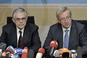 Jean-Claude Juncker et Lucas Papademos, conférence de presse à Luxembourg, le 22 novembre 2011. Copyright: SIP/NIcolas Bouvy