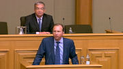 Gilles Roth présentant à la Chambre son rapport sur le projet de budget 2012 le 6 décembre 2011