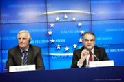 Michel Barnier et Waldemar Pawlak présentant le fruit des discussions menées au sein du Conseil Compétitivité le 5 décembre 2011 (c) Conseil de l'UE