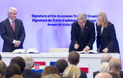 Jean-Claude Juncker apposant sa signature au traité d'adhésion de la Croatie à l'UE le 9 décembre 2011 (c) Conseil de l'UE
