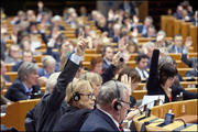 Les eurodéputés votant en faveur du compromis sur le budget 2012 de l'UE le 1er décembre 2011 © European Union 2011 PE-EP/Pietro Naj-Oleari