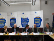 Les eurodéputés Astrid Lulling, Charles Goerens, Claude Turmes et Georges Bach, au milieu le journaliste Roy Grotz (Maison de l'Europe, 16 décembre 2011)