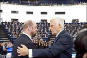 Le président élu du PE Martin Schulz et le président sortant, Jerzy Buzek  © European Union 2012 EP/Pietro Naj-Oleari