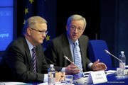 Olli Rehn et Jean-Claude Juncker présentant à la presse les fruits des discussions des ministres des Finances de la zone euro le 9 février 2012 (c) Conseil de l'UE