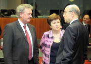 Jean Asselborn en discussion avec Kristalina Georgieva et Alain Juppé le 27 février 2012, lors du Conseil Affaires étrangères