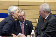Christine Lagarde, Jean-Claude Juncker et Wolfgang Schäuble en discussion lors de la réunion de l'Eurogroupe du 1er mars 2012 (c) Conseil de l'UE