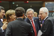 Jean-Claude Juncker en discussion avec José Manuel Barroso, Angela Merkel et Nicolas Sarkozy lors du Conseil européen le 2 mars 2012 © SIP / JOCK FISTICK