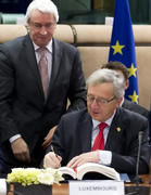 Jean-Claude Juncker signant pour le Luxembourg le traité sur la stabilité, la coordination et la gouvernance dans l’UEM le 2 mars 2012 (c) Conseil de l'UE