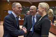 Luc Frieden en discussion avec Jutta Urpilainen lors de l'Ecofin du 13 mars 2012 (c) Conseil de l'UE