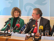 Conférence de presse sur le rapport final sur les tests de sécurité à la centralle nucléaire de Cattenom à Schengen, le 5 mars 2012 : Mars Di Bartolomeo (L) et Eveline Lemke (Rhénanie-Palatinat)