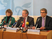 Conférence de presse sur le rapport final sur les tests de sécurité à la centralle nucléaire de Cattenom à Schengen, le 5 mars 2012 : Mars Di Bartolomeo (L), Andreas Storm (Sarre) et Eveline Lemke (Rhénanie-Palatinat)