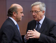 Luis De Guindos Jurado, ministre espagnol des finances, en discussion avec Jean-Claude Juncker lors de la réunion de l'Eurogroupe du 14 mai 2012 (c) Le Conseil de l'UE