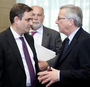 Philippos Sachinidis, ministre grec des Finances, en discussion avec Jean-Claude Juncker lors de la réunion de l'Eurogroupe du 14 mai 2012 (c) Le Conseil de l'UE