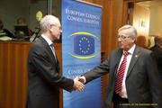 Jean-Claude Juncker accueilli par Herman Van Rompuy lors de son arrivée au Conseil informel du 23 mai 2012 (c) Conseil de l'UE
