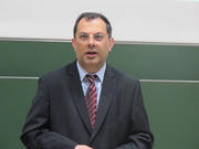 José M. Magone, lors de son exposé sur la crise européenne, à l'Université du Luxembourg, le 21 mai 2012