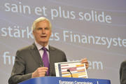 Michel Barnier présentant à la presse les propositions de la Commission en termes de cadre européen de redressement et de résolution des crises bancaires le 6 juin 2012 © Union européenne, 2012