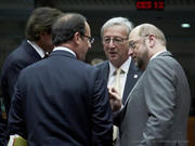 Jean-Claude Juncker, au milieu, entouré à droite de Martin Schulz, président du PE, à gauche François Hollande, président de la République française, et au fond Elio Di Rupo, Premier ministre belge, Conseil européen des 28 et 29 juin 2012 (consilium