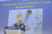 John Dalli présentant à la presse la proposition de règlement sur les essais cliniques de la Commission européenne, le 17 juillet 2012 (c) Union européenne
