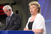 Michel Barnier et Viviane Reding, le 25 juillet 2012 à Bruxelles, lors de leur conférence de presse conjointe sur les sanctions pénales à l'égard de ceux qui manipulent les marchés financiers
