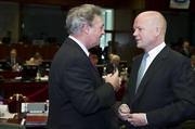 Jean Asselborn en conversation avec ^son homologue britannique, William Hague, au Conseil "Affaires étrangères" du 23 juillet 2012 - source: consilium