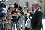 Jean Asselborn attendu par la presse à son arrivée à la réunion informelle des ministres des Affaires étrangères de l'UE le 7 septembre 2012 à Paphos