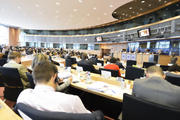 Les eurodéputés de la commission des Transports et du Tourisme lors de leur réunion des 17 et 18 septembre 2012 (c) Union européenne 2012 PE
