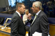 Le ministre grec des Finances, Ioannis Stournaras, en discussion avec Jean-Claude Juncker à Luxembourg le 8 octobre 2012 (c) Conseil de l'UE