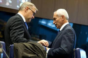Olli Rehn s'entretenant avec le ministre chypriote des Finances, Vassos Shiarly, le 8 octobre 2012 à Luxembourg (c) Conseil de l'UE