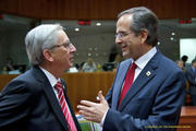 Jean-Claude Juncker s'entretenant avec son homologue grec, Antonis Samaras, lors du Conseil européen des 18 et 19 octobre 2012 (c) Conseil de l'UE