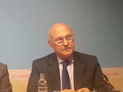 Le ministre du Travail français, Michel Sapin, lors d'une conférence de presse des ministes du Travail sociaux-démocrates en marge du Conseil EPSCO du 4 octobre 2012