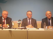 Les ministres du Travail autrichien, Rudolf Hundstorfer, français, Michel Sapin, et luxembourgeois, Nicolas Schmit, lors d'une conférence de presse des ministes du Travail sociaux-démocrates en marge du Conseil EPSCO du 4 octobre 2012