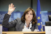 Arlene McCarthy, rapporteur sur le dossier du renforcement des sanctions pour les infractions d’opération d’initié et de manipulation de marché, vote en faveur de son texte le 9 octobre 2012 (c) UE 2012 - Parlement européen