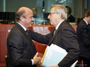 Luis de Guindos Jurado en discussion avec Jean-Claude Juncker lors de l'Eurogroupe du 3 décembre 2012 (c) Conseil de l'UE