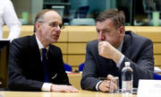Luc Frieden en discussion avec Steven Vanackere au Conseil ECOFIN extraordinaire du 12 décembre 2012 (c) Conseil de l'UE