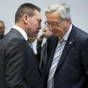 Ioannis Stournaras et Jean-Claude Juncker en discussion lors de la réunion de l'Eurogroupe du 13 décembre 2012 (c) Conseil de l'UE