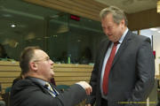 Le ministre de l'Agriculture, Romain Schneider (assis) au Conseil Agriculture à Bruxelles, le 28 novembre 2012, en discussion avec un collègue (source: consilium)