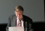 Le député-maire de Dudelange et président du LSAP, Alex Bodry, lors de sa prise de parole au cours de la conférence donnée par le président du PE, Martin Schulz, au CNA à Dudelange, le 3 décembre 2012