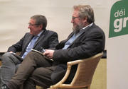 François Bausch (Verts) et Jean-Claude Reding (OGBL), le 22 janvier 2013 à Luxembourg, lors d'une conférence-débat sur l'euro avec Peter Bofinger